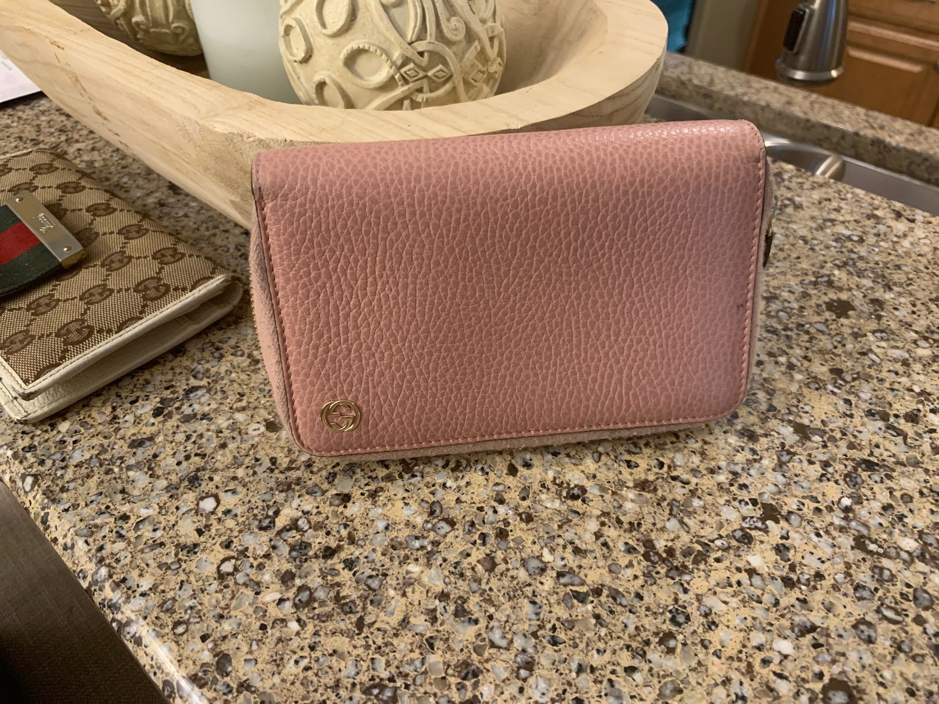 AUTHENTIC GUCCI ZIPPERED WALLET