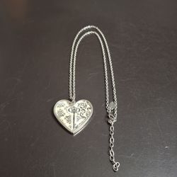 " The Key To My Heart " Silvertone Glass Covered With Damask Design Of A Ket With A Controse 27" Cable Chain