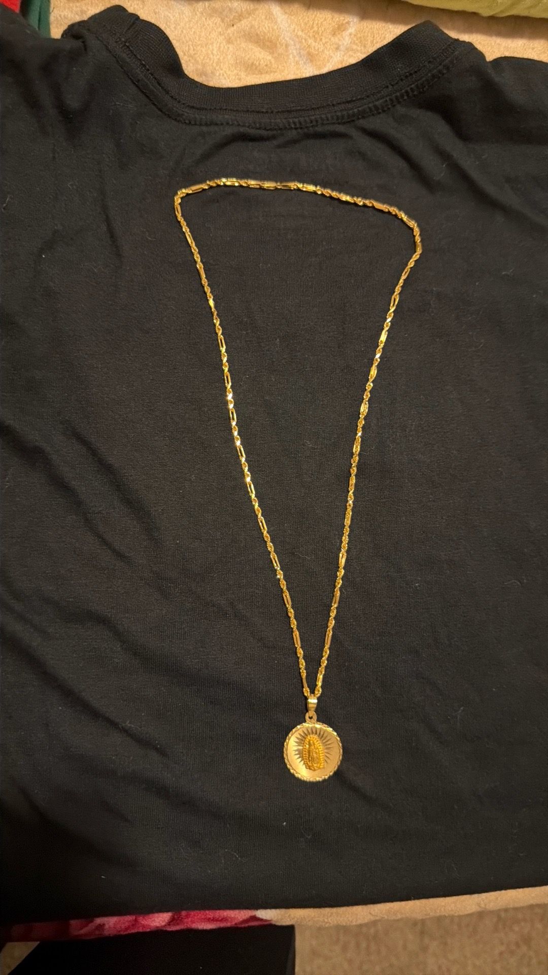 10 k gold chain with 10K gold pendant