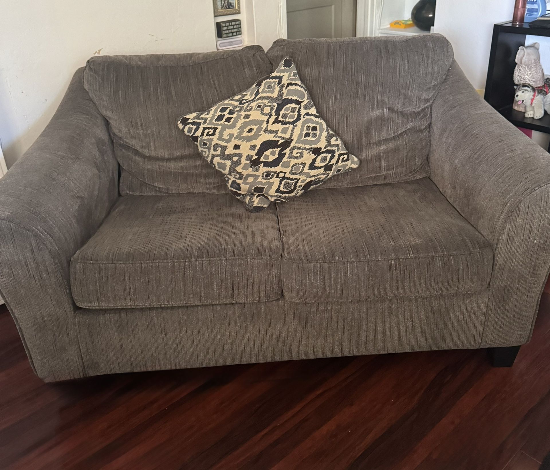 Couch Love Seat Color Gray, Dimensions: 61” Wide and 39” Depth. Pick Up In Van Nuys CA