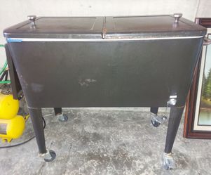 Rolling ice chest