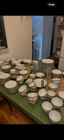 Victoria Czechoslovakia Full 100 piece Dish Set Gold Trim (92)