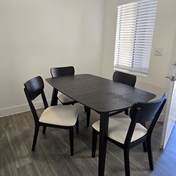 Dining room set. Table with 4 chairs