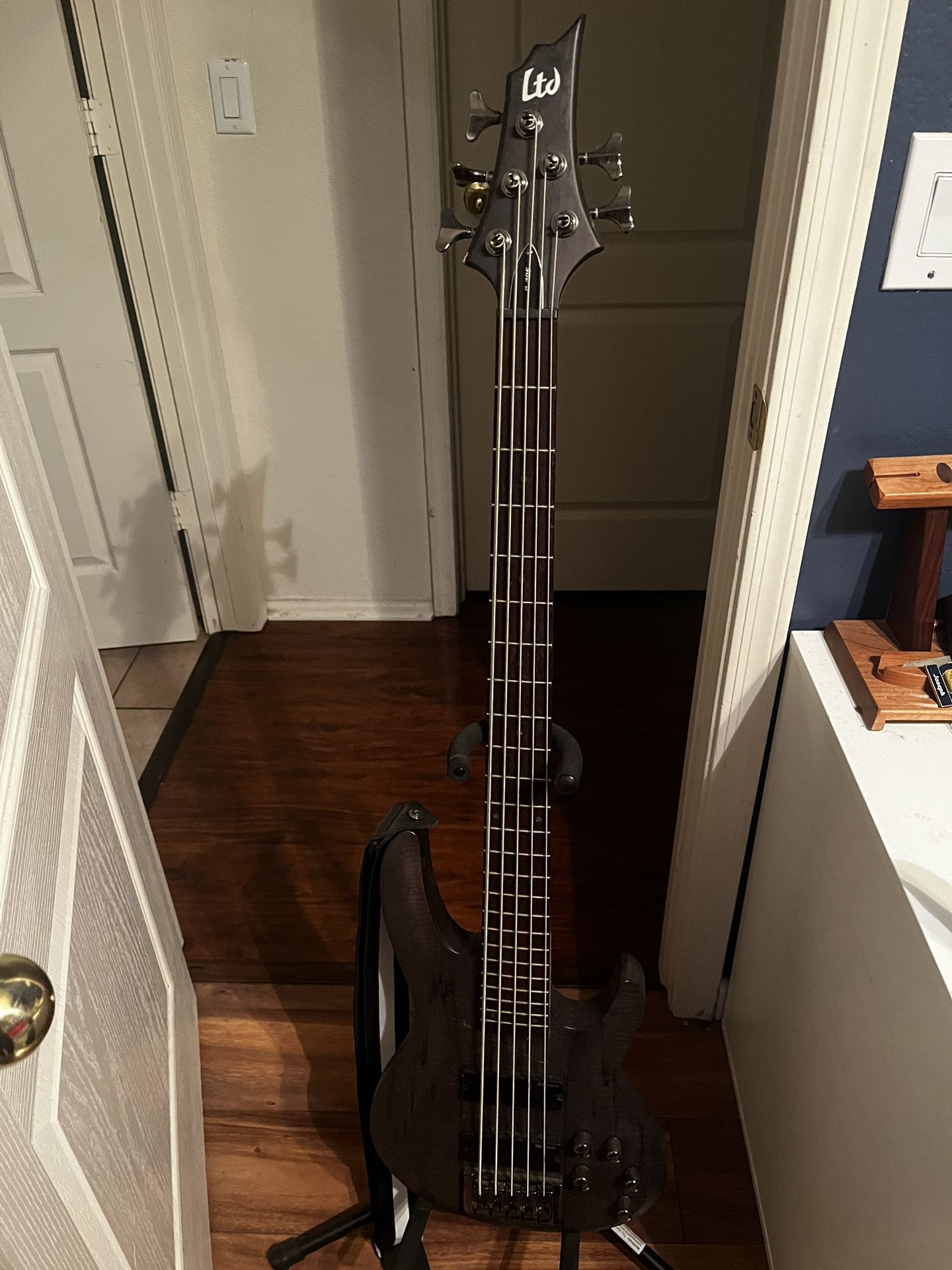 LTD Bass Guitar (b205)