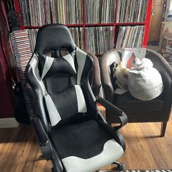 gaming / desk chair $40. pick up area Everett/Melvin Avenue cash only.
