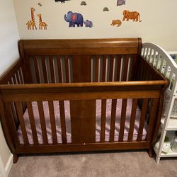 Full size Crib, Mattress and Changing Table In Great Condition