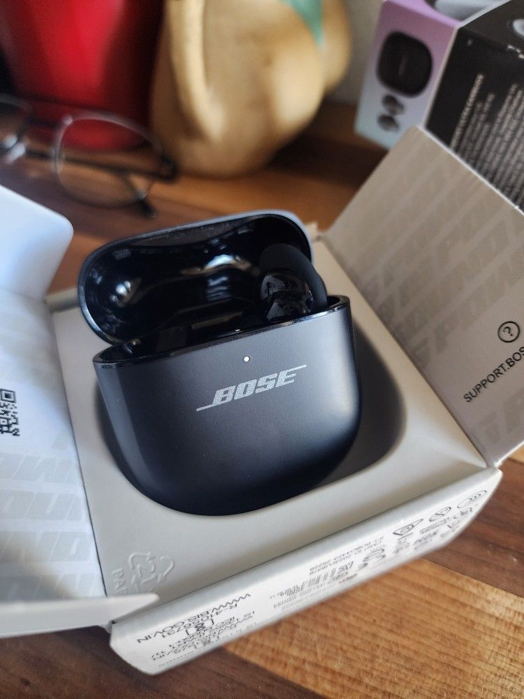 New Bose Ultra QuietComfort 2 earbud Case Only*