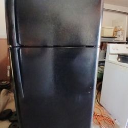 GE 18 cu.refridgerator ( Free Local Delivery )