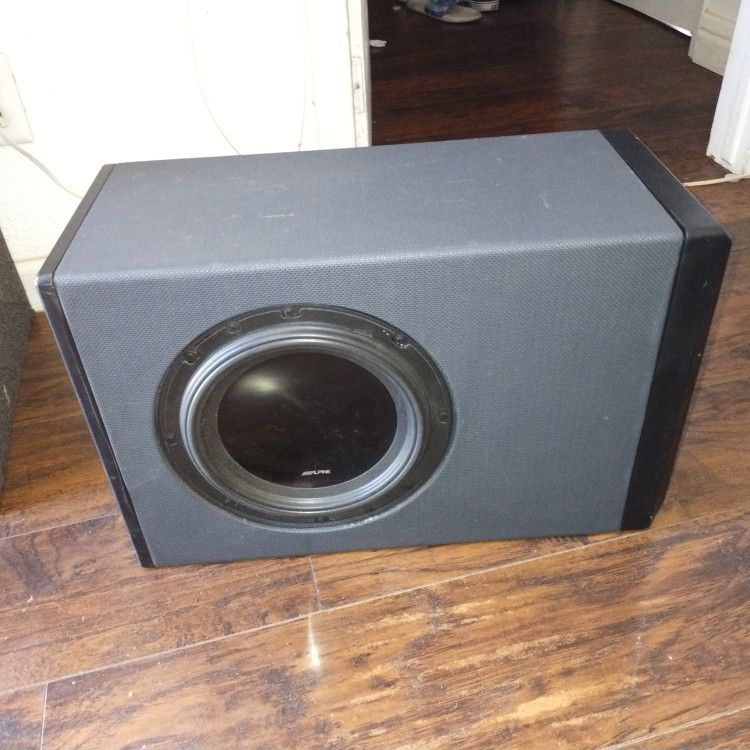 Subwoofer Alpine With Amplifier In A Ported Box Made By Alpine Look At Pictures The Original Price $500 With Upgraded 250$ Sub Almost 700$ Value