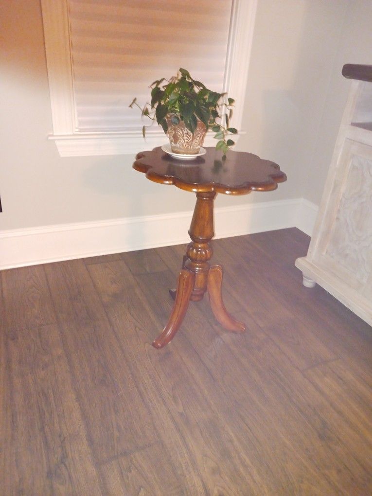 Round Table W/ Scalloped Edges