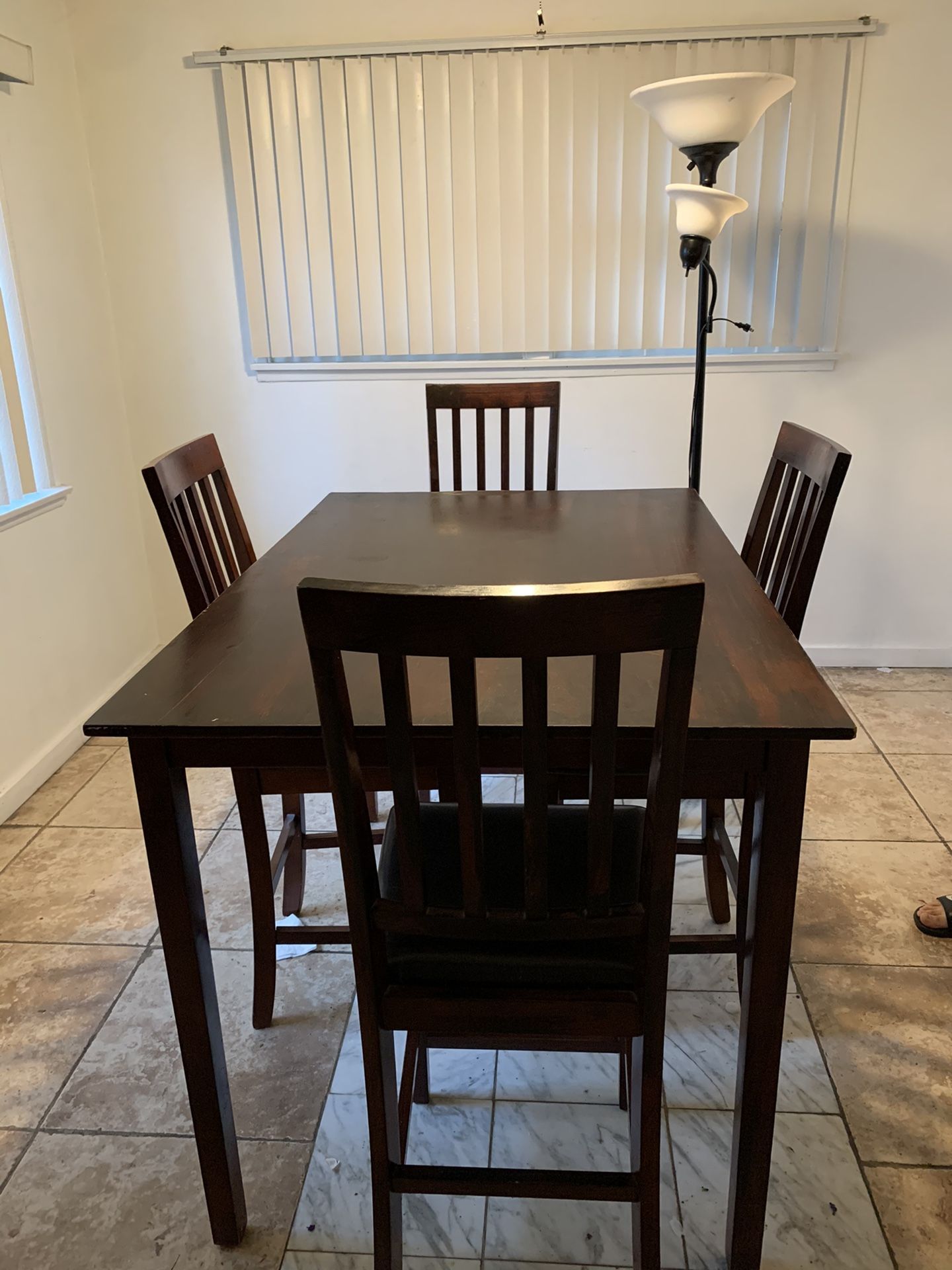 4 chairs Table and lamp for sale in good condition