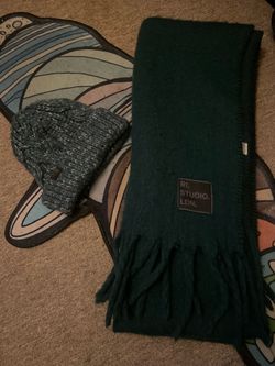 Big thick scarf & big north face hat
