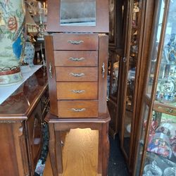  REALLY NEAT LOOKING VINTAGE  SMALL  WOODEN  JEWELRY CASE  IT'S  ACTUALLY  Darker Than  THE PICTURES 