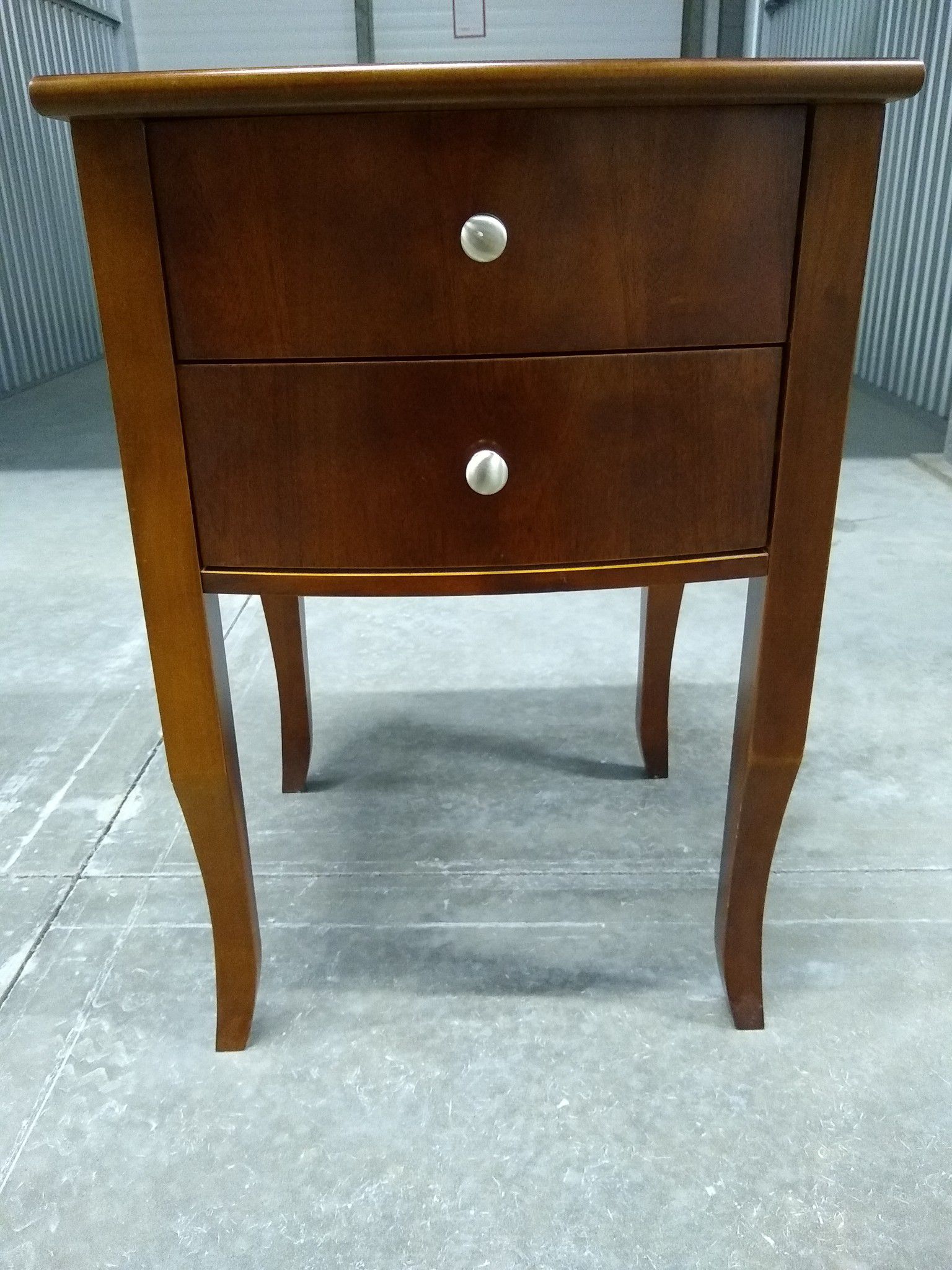 Brown end Table w/ 2 drawers