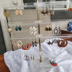 Vintage Earrings For Sale In Manteca $10 Per Pair Or 2 Pair For $15