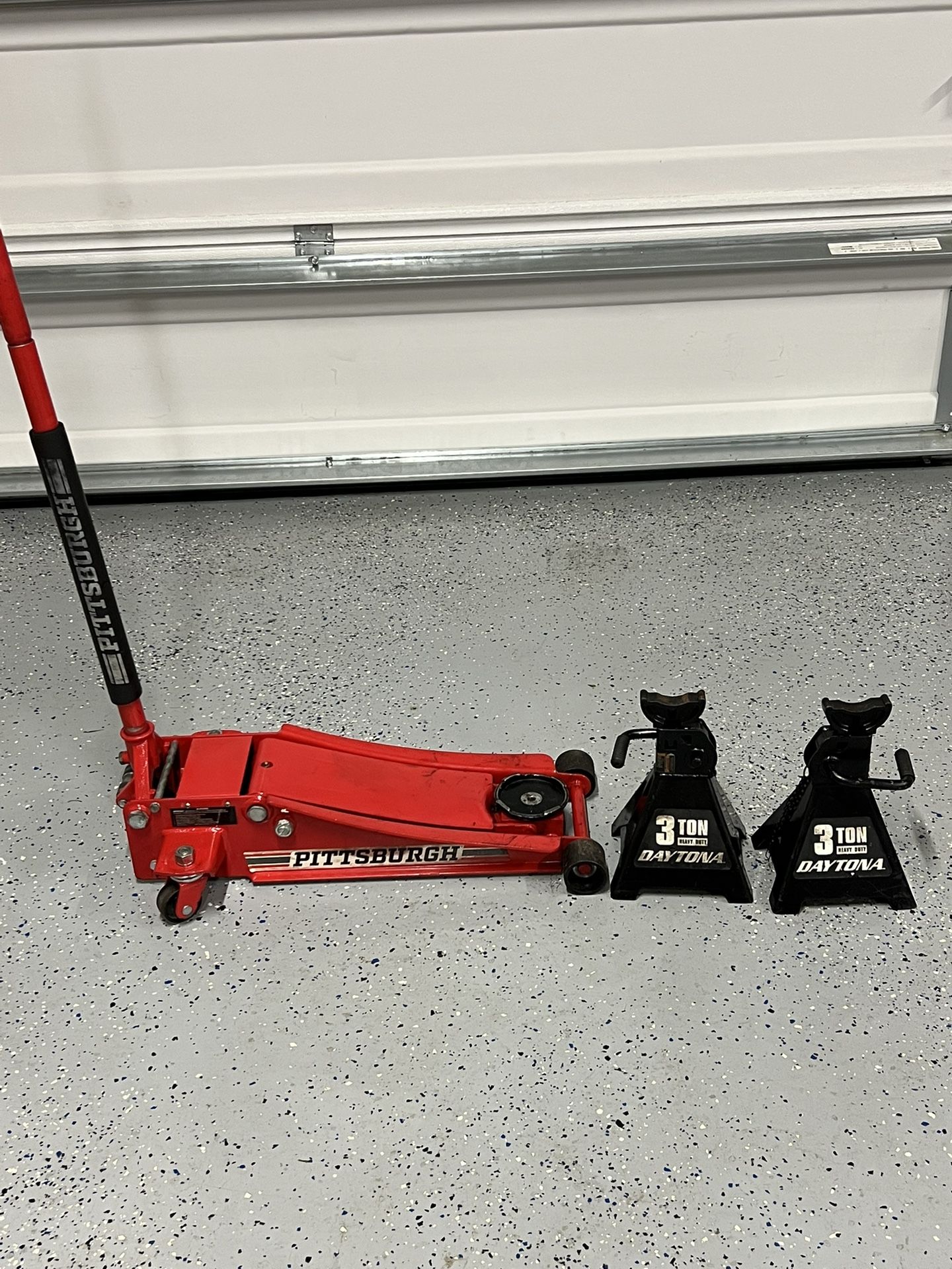 Pittsburgh 3 Ton Floor & Stands 