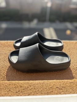 yeezy slides 