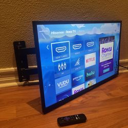 Hisense 32" LED Roku Smart TV w/ mount