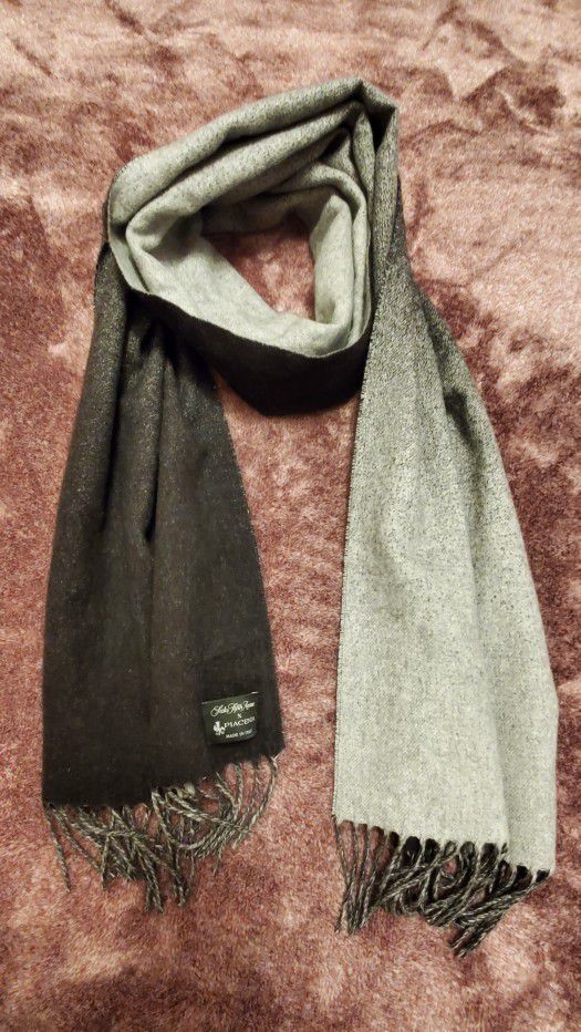 Saks Fifth Avenue x Piacenza Silk & Cashmere Scarf Unisex Black Gray
From the Saks Fifth Avenue x Piacenza Collection. Elegant double-sided scarf wi