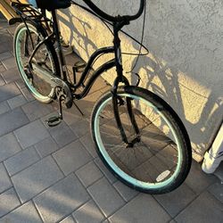 Schwinn Female Beach Cruiser 26” Rims.  7 Speed