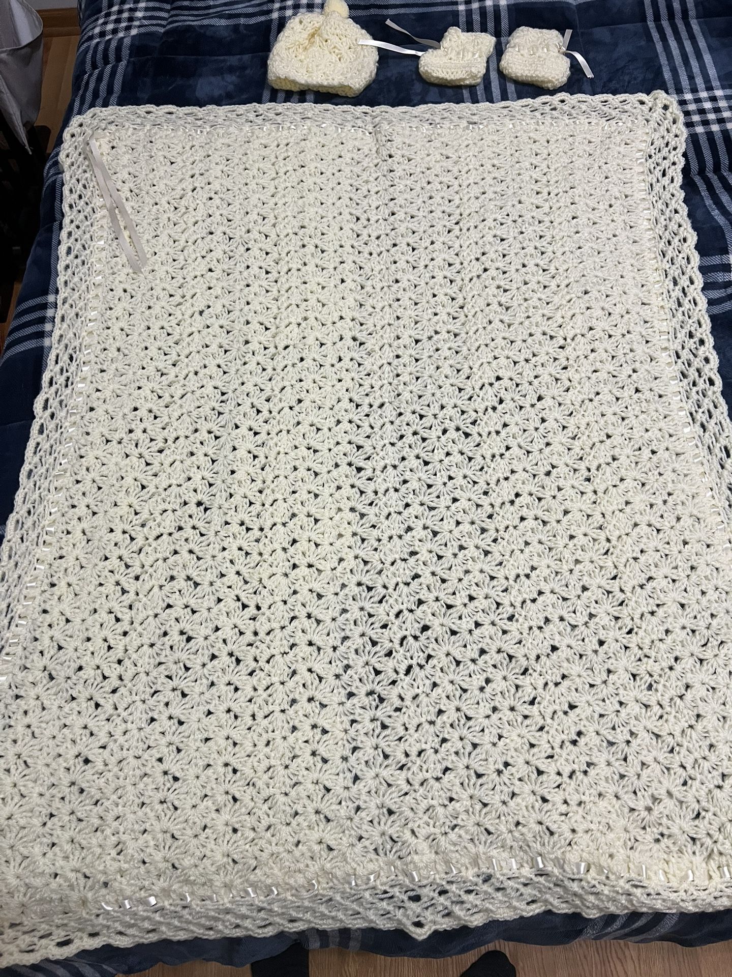 Knitted blanket with booties and hat