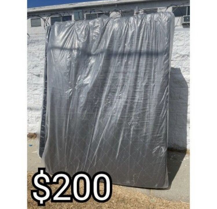 QUEEN MATTRESS WITH BOX SPRING