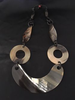 Collar con de media luna, hecho de cuernos de buey.