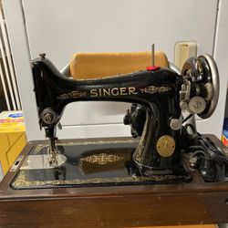 1927 Singer sewing machine in case