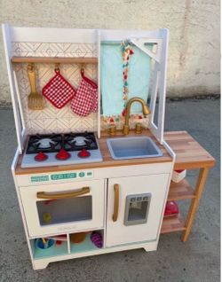 Toy kitchen