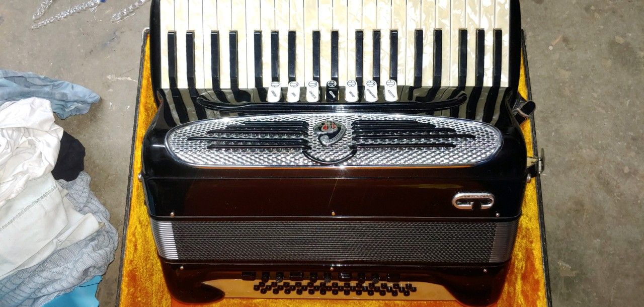 Left hand Freebass accordion Italian Guilietti ivory keys 60's era