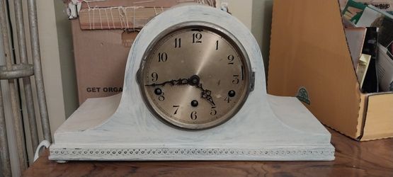 VINTAGE MANTEL WIND UP CHIME CLOCK