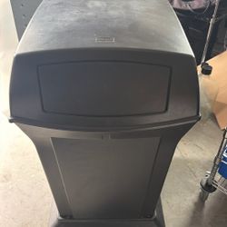 Rubbermaid Trash Bin 