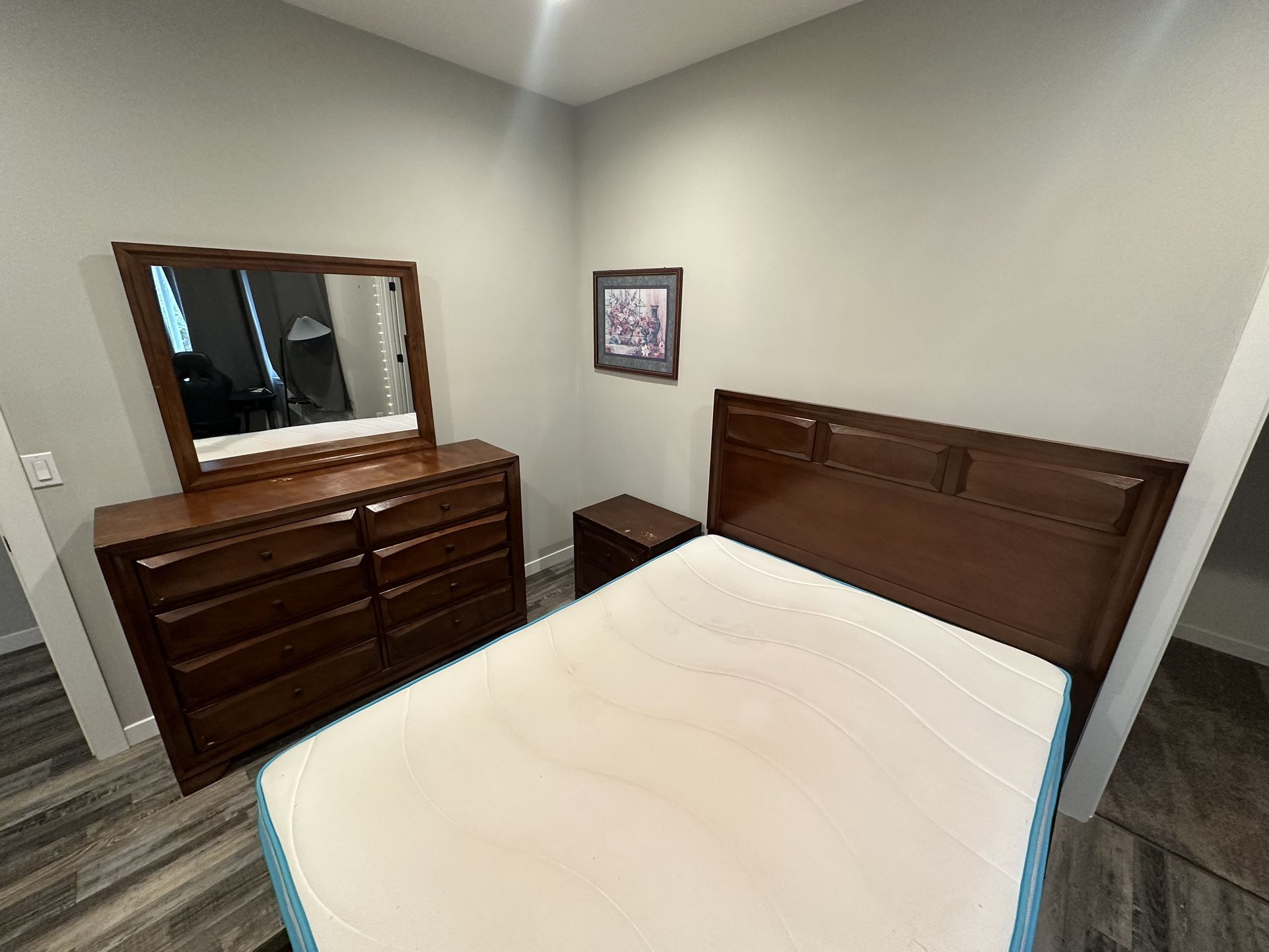 5 Piece Queen Bedroom Set Free for Sale in WA OfferUp