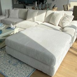 Brand New/ White Oversized Sectional, Seccional, Couch// Delivery Available 