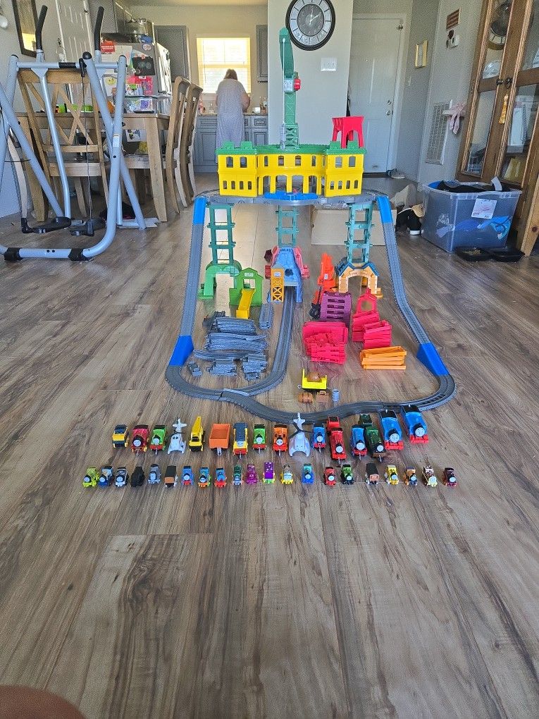 Thomas And Friends Super Station Plus Minis