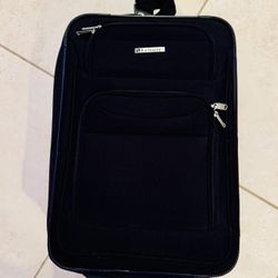 Luggage Rolling Carry On Expandible like new!