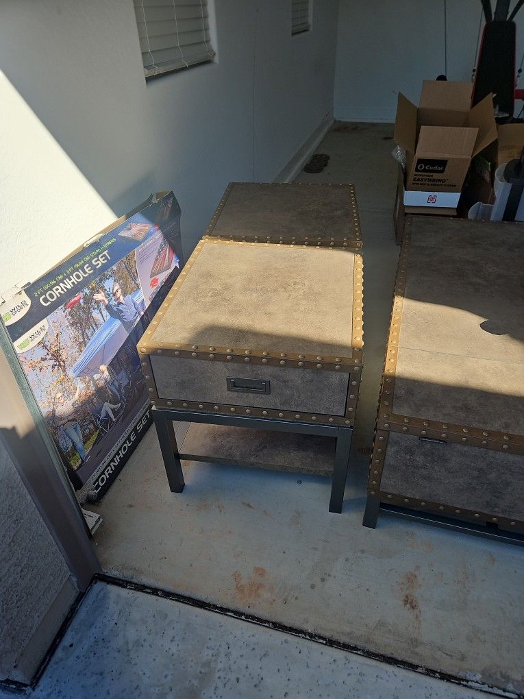 2 End Tables 