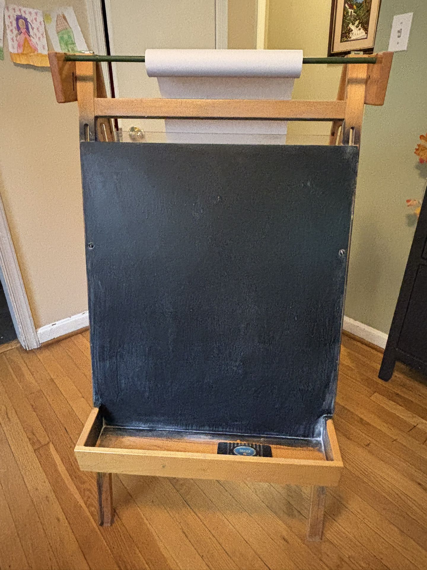 Children’s Easel With Paper Roll