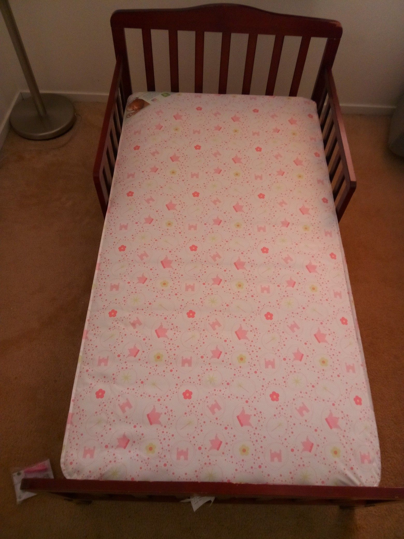 Kolcraft Pediatric 800 Toddler Crib & Mattress. for Sale in Las Vegas