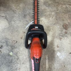 Black & Decker 22 Inch Electric Hedge Trimmer W/ Extension Cord