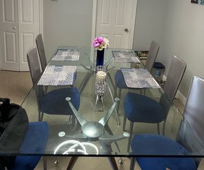 Beautiful glass table / seats 8