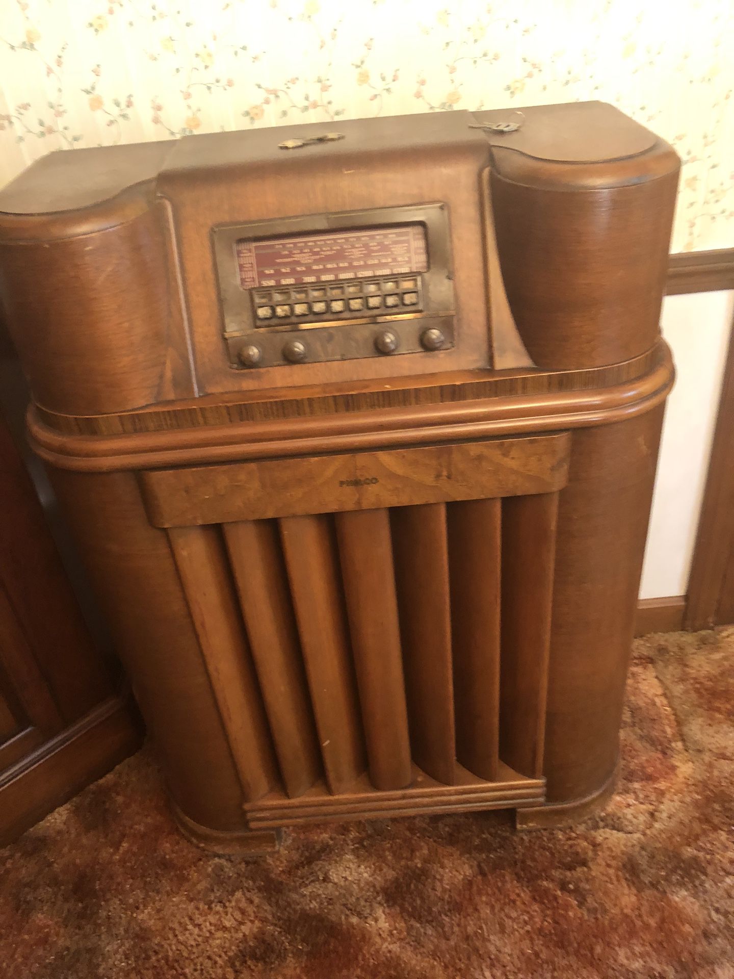 Antique 1930s Philco Tube Cabinet Radio