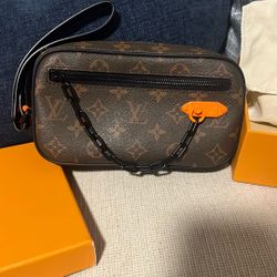 Louis Vuitton Clutch 