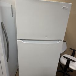 Frigidaire Apartment Size Fridge 