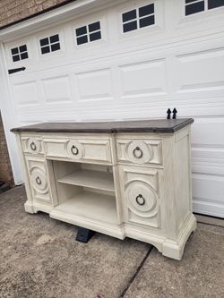 BUFET / TV CONSOLE 72"IN (LIKE NEW)