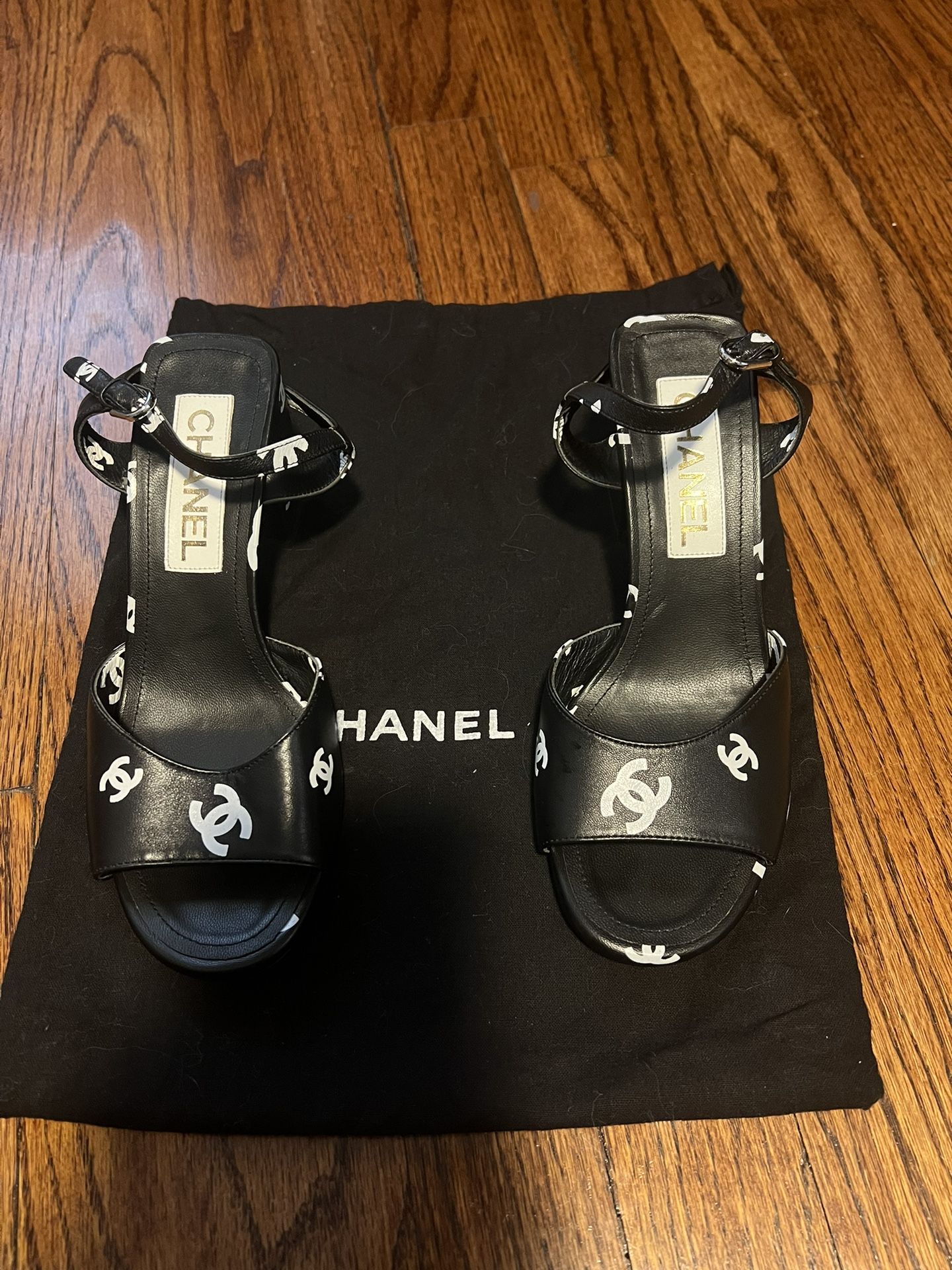 Chanel Size 6 Women’s Sandals