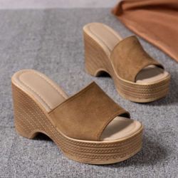 Women’s Wedge Sandal Size 8