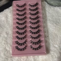 wispy lashes, isnt opened