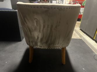 Beige Tufted Accent Chair – Comfortable & Stylish