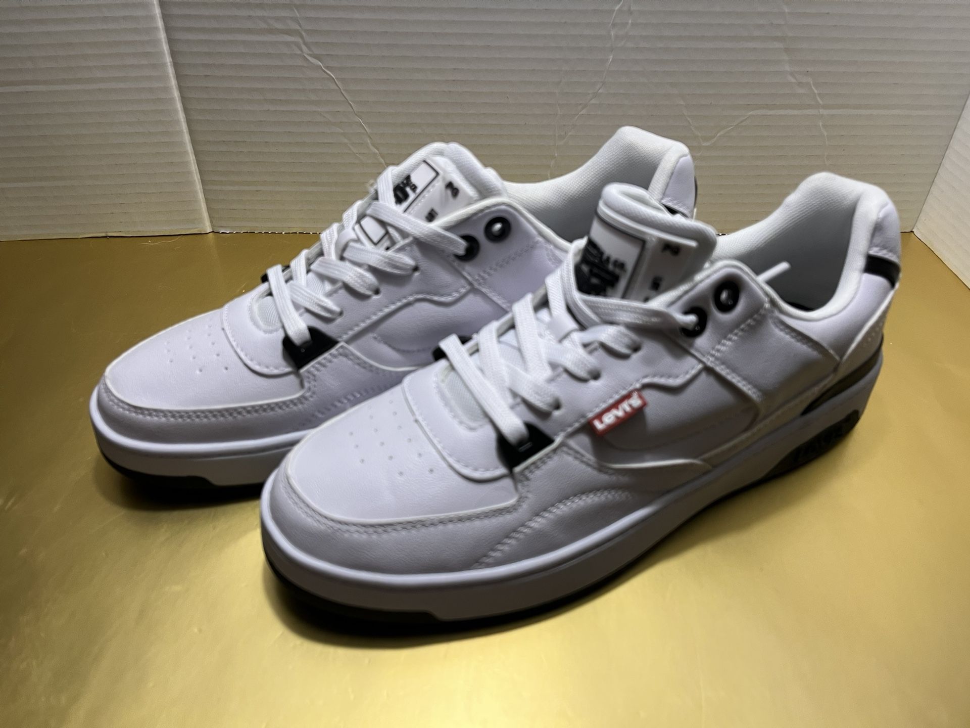 New - Men’s Levi’s sneakers size 9